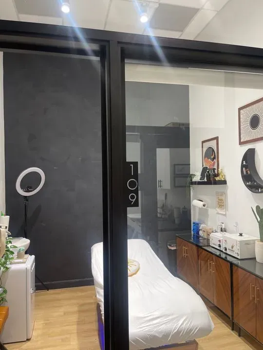 https://cdn.salonspotlight.com/photos/VlSmqMvIjYSnXWJ37rBj/a695e91e-cbaf-48a2-ab71-3a3e781bfa72_720x720