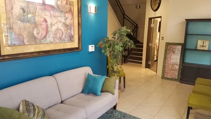 https://cdn.salonspotlight.com/photos/VmGUulAyse7n8sx5YA2F/fe68e598-9d2b-4b44-beba-5e2f25aaade7_720x720