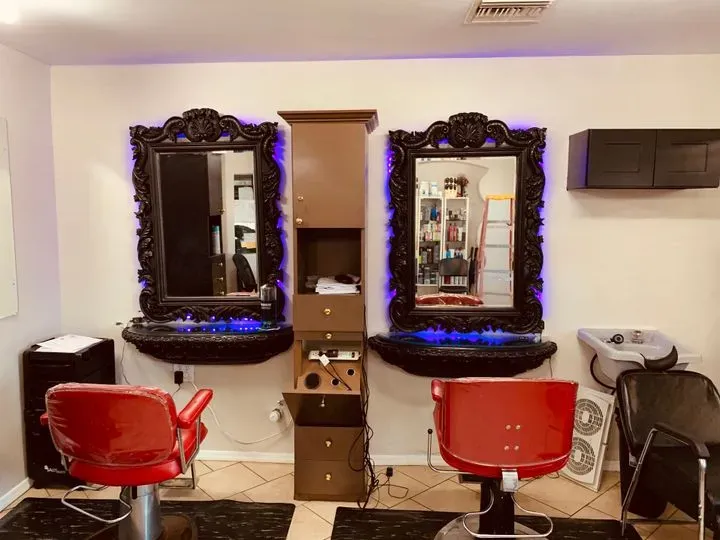 https://cdn.salonspotlight.com/photos/VnEdWpGkywtgIVK3Fq8z/ea7670cc-8707-4012-b1f8-d9168d73f55f_720x720