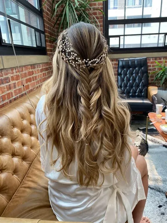 https://cdn.salonspotlight.com/photos/VoGppnPkw32u2thflQCy/b1a123c3-1ef8-4de3-822f-479e3edcd559_720x720