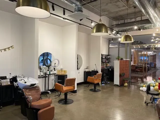 https://cdn.salonspotlight.com/photos/VoGppnPkw32u2thflQCy/c937d8fd-a706-4d6a-a28f-76468b21ea5a_720x720
