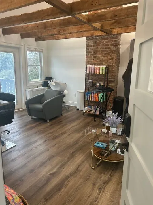 https://cdn.salonspotlight.com/photos/VorLHBGMOVIJuhTNqCPV/56ff3546-197c-4523-9e44-2279649df42d_720x720