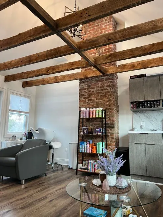 https://cdn.salonspotlight.com/photos/VorLHBGMOVIJuhTNqCPV/5bb533d0-5259-4467-ae5b-07a2d05444ae_720x720