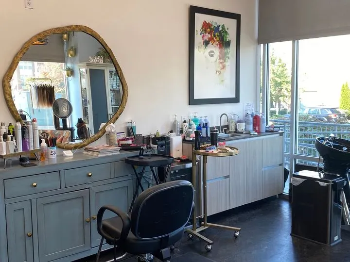 https://cdn.salonspotlight.com/photos/VrfV4ZkfB6v1ZWIGYJ6f/c1e92a98-a862-4b26-9057-bf090199a2e4_720x720