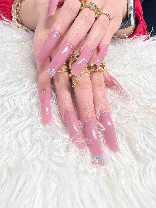 https://cdn.salonspotlight.com/photos/VuH1HPflxUmKhXObmRq4/334cf8df-04d5-432b-8ee5-7b540128ed54_720x720