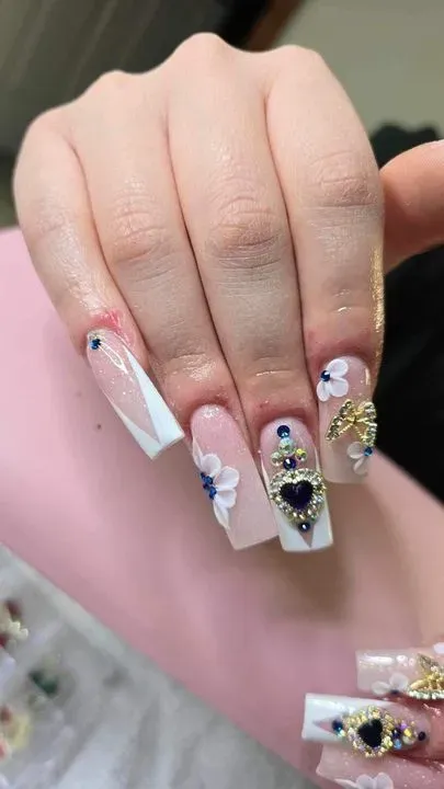 https://cdn.salonspotlight.com/photos/VuH1HPflxUmKhXObmRq4/eed13557-d5d3-4d6f-b8f4-38dab966ab05_720x720
