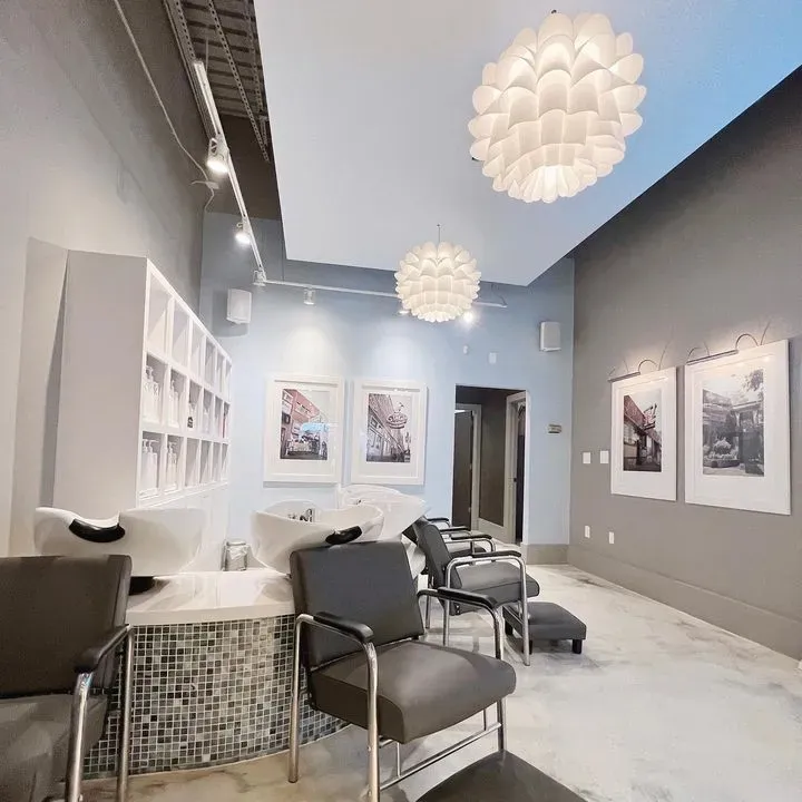 https://cdn.salonspotlight.com/photos/VuylDn8DXaiP25p1107Z/8f0c9509-2dc5-4513-a835-8bc7e3a81707_720x720