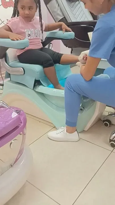https://cdn.salonspotlight.com/photos/VwbaXEqMSj0yqo68o75o/32e33460-3def-49bb-9ebf-0dd7fe475740_720x720