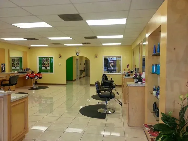 https://cdn.salonspotlight.com/photos/VxSUrk0JNo1JPQb6SHzD/ebbf6b1e-3b68-4b17-8fdb-aad070ade31d_720x720