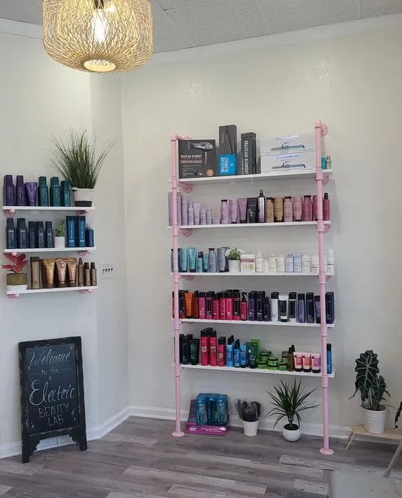 https://cdn.salonspotlight.com/photos/VxjFx9FjNdE6hMMvXdO0/1420f517-ddf4-4291-83e1-ae7f5ba419f1_720x720