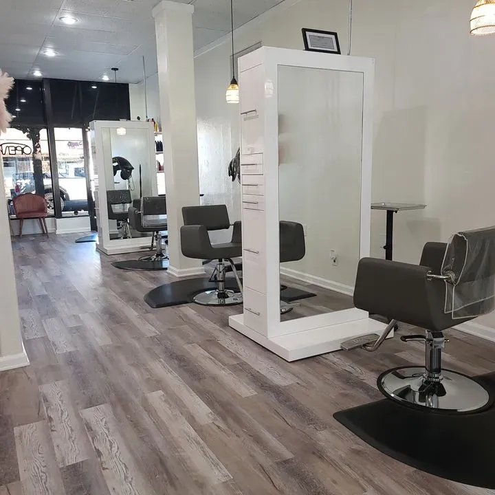 https://cdn.salonspotlight.com/photos/VxjFx9FjNdE6hMMvXdO0/ba756284-acb7-4e74-9465-8a096e51e32f_720x720