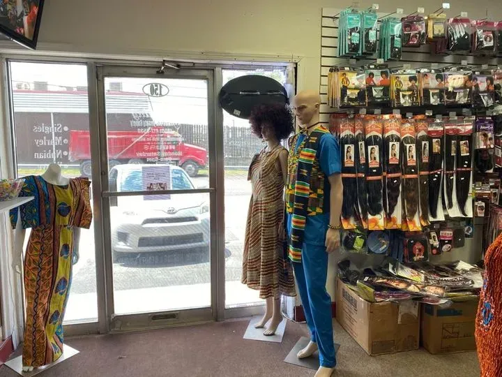 https://cdn.salonspotlight.com/photos/VxxPE96dvQU94lYlY8QJ/75899366-4e74-436f-8fc5-2a3c5581abef_720x720