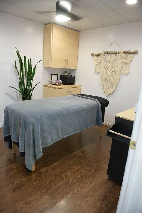 https://cdn.salonspotlight.com/photos/VyMfLh1YwhgVc28Q9snB/651e1a82-e8d4-421e-9522-06f3b855940d_720x720