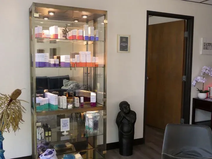 https://cdn.salonspotlight.com/photos/VycblmHYvzJ7ViwF5nRu/75e5e81a-c326-4b94-b853-7e5d8e36017e_720x720