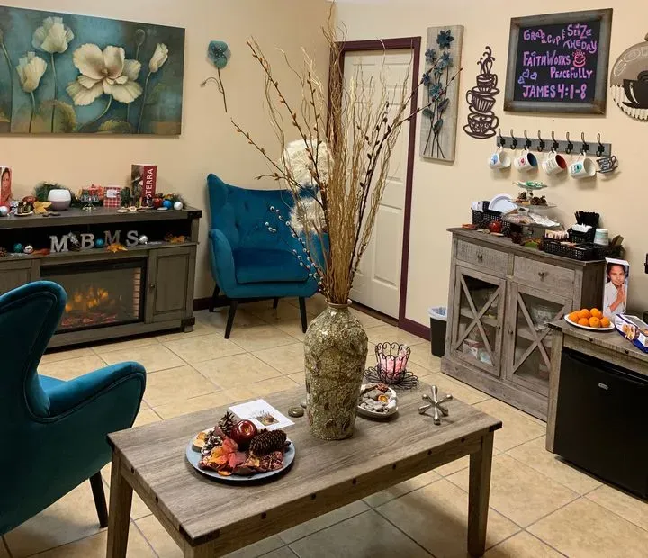 https://cdn.salonspotlight.com/photos/Vz69wS2PlXzdWRcPil98/e6e3a672-15ea-4b42-9519-8a62459977f7_720x720