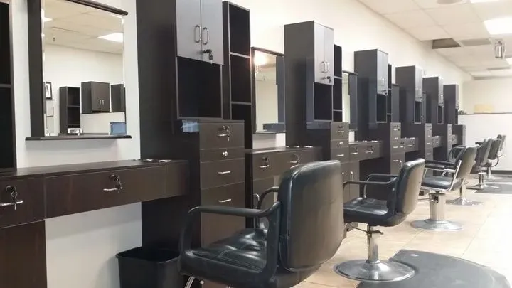 https://cdn.salonspotlight.com/photos/W1AIiPmhswnxbeaMYS4r/68bdae51-7686-4556-9a18-1ba60d45740c_720x720