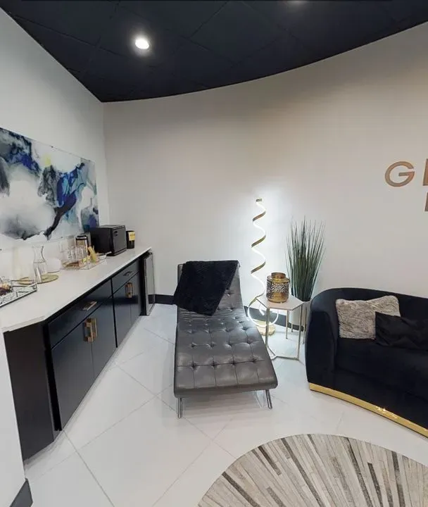 https://cdn.salonspotlight.com/photos/W2PePctmdg1jJhBpVH9O/d7d4afdf-025b-489d-b9b9-4781daf5d41b_720x720