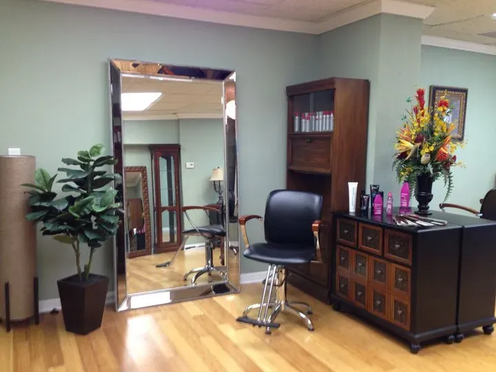 https://cdn.salonspotlight.com/photos/W2Tz5EyrthMF6vYzN1ye/cda99a38-203e-4cb6-b480-f1194a6b1ba4_720x720