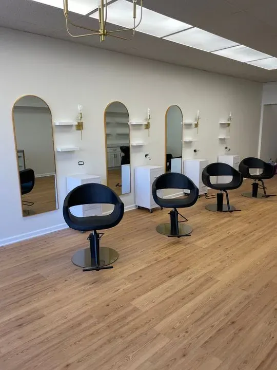 https://cdn.salonspotlight.com/photos/W5QAh9TyPkZc5ARlOwRP/2e59ed21-c01b-4b96-933a-64d345789fc3_720x720