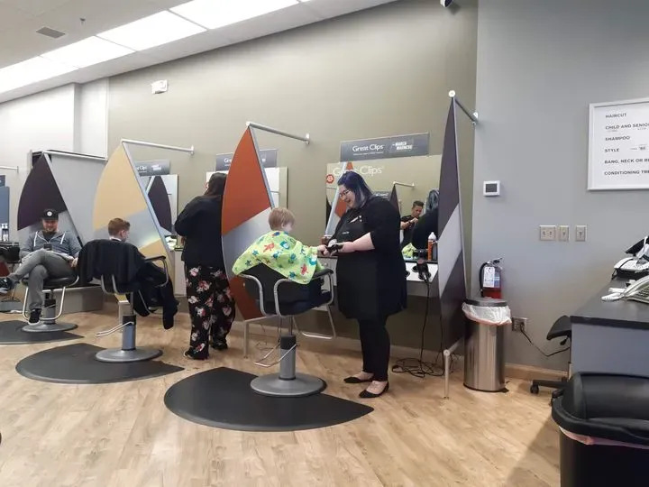 https://cdn.salonspotlight.com/photos/W6rigmzE5gMDDMP2ooKb/bc425282-7063-4631-96d0-bad7568c645e_720x720