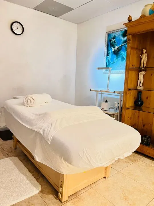 https://cdn.salonspotlight.com/photos/W8FgTnsh0lsXH5XX8wp5/8604fdba-9245-4e8c-8e36-e67bb8b77ca3_720x720