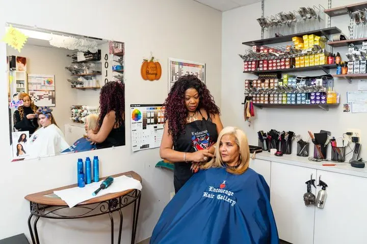 https://cdn.salonspotlight.com/photos/W8ITKgiwybAx1oItC5Ta/f470c193-90b8-4fc5-a9cc-adbf7587daaa_720x720