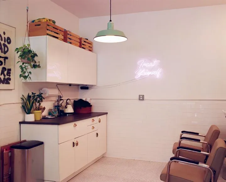 https://cdn.salonspotlight.com/photos/W8QlcLcChzc9pkDy5fAD/82b7bf09-ee27-4584-a182-99cc1b04c351_720x720