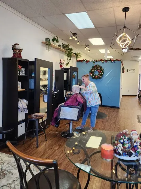 https://cdn.salonspotlight.com/photos/WAv54mIGDHEH9nsv28C1/affebf08-eb45-4ea2-828f-895c4a0947cd_720x720