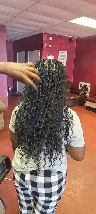 https://cdn.salonspotlight.com/photos/WBVfWN9hp1HV0rkzp9DU/2eafbff4-050e-4a35-91cf-d0b4e6860693_720x720