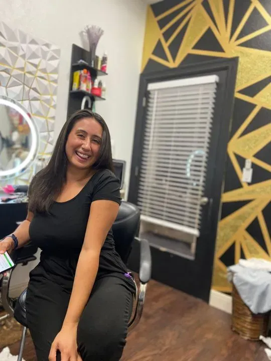 https://cdn.salonspotlight.com/photos/WDbN8pdcKfr8Y7TE7Qem/17e79b01-5a44-4659-be51-8a21ef16c966_720x720