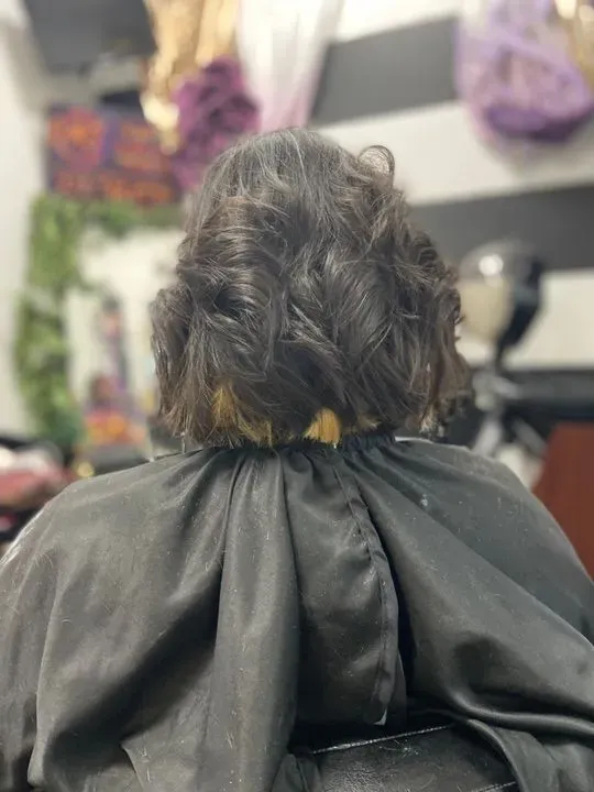 https://cdn.salonspotlight.com/photos/WDbN8pdcKfr8Y7TE7Qem/b39e2342-b2db-48c0-949b-1cb068f317d5_720x720