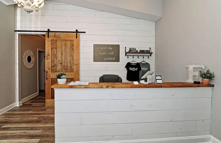 https://cdn.salonspotlight.com/photos/WEPgQ0wOVsM3cVCi13EE/1afe8590-3981-4151-83c8-d5844d35a239_720x720