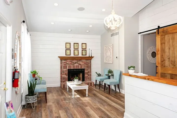 https://cdn.salonspotlight.com/photos/WEPgQ0wOVsM3cVCi13EE/77b41773-4316-4751-9ada-7e93598d5c07_720x720