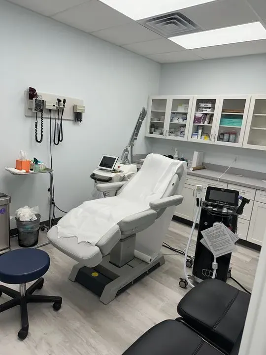 https://cdn.salonspotlight.com/photos/WI5Y82qUa9uwPZa3UzHJ/9b77fe41-3113-4859-ba3e-4c598b6c0748_720x720