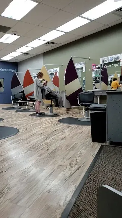 https://cdn.salonspotlight.com/photos/WMJtofV7XtBNeSSyJ1cB/e2bce493-9100-497e-8cdc-5d331dcd4ab4_720x720
