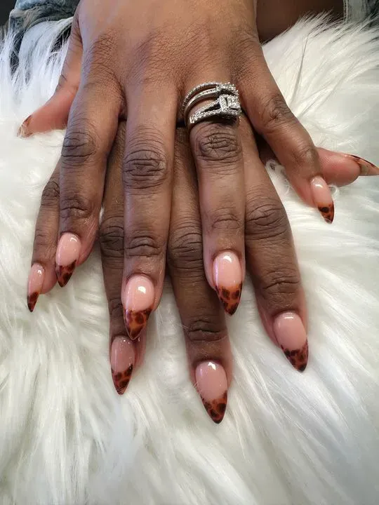https://cdn.salonspotlight.com/photos/WMxHXRey4s9oBG0AUdb8/53c28049-e89c-45f3-84ba-577eb1999b65_720x720