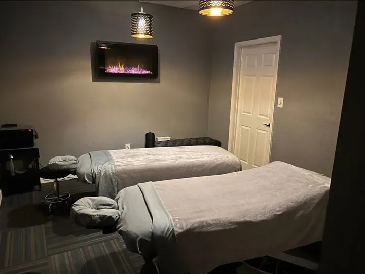 https://cdn.salonspotlight.com/photos/WNdFDii5fHBZQmZUMCe0/4185afcd-f948-4dfd-89b9-8e037773b87f_720x720