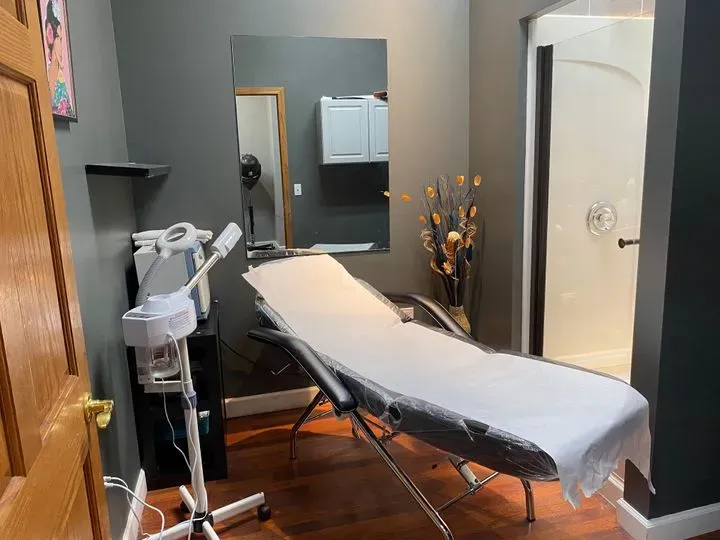 https://cdn.salonspotlight.com/photos/WPra0V5jQ3vCfttzdGyT/b242ab92-38b2-472e-aa54-fac7a3322173_720x720