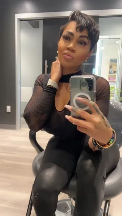 https://cdn.salonspotlight.com/photos/WQTslHfr2gHfwIcwxF6K/97980743-6ab2-4c39-a88b-f7ba83b87280_720x720