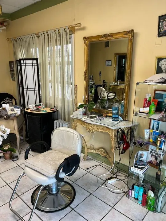 https://cdn.salonspotlight.com/photos/WTAN5jQF91z50fXk8tB2/2edf14ac-a8c7-43f3-a0fc-04765b32d0d3_720x720