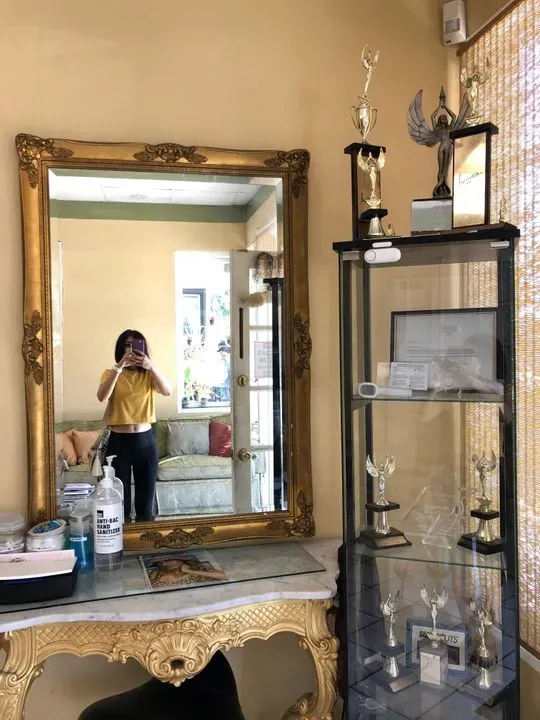 https://cdn.salonspotlight.com/photos/WTAN5jQF91z50fXk8tB2/d856393c-17e2-4d46-b7a4-a67a942e1f52_720x720