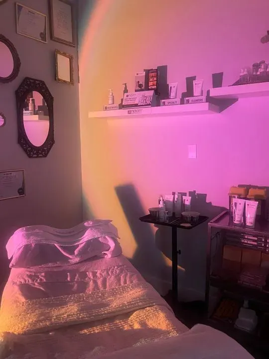 https://cdn.salonspotlight.com/photos/WUEVZo3NNfHIuWzTVdLe/13a8c81c-beef-4e04-aa1f-891e92c14a00_720x720