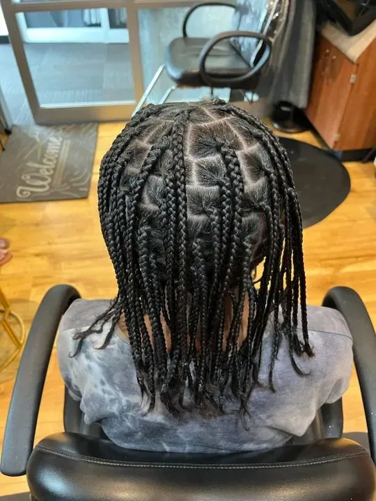 https://cdn.salonspotlight.com/photos/WUe1sumplBUcFqRPDdMS/a56c69f3-8823-490d-84a9-2d3036027207_720x720