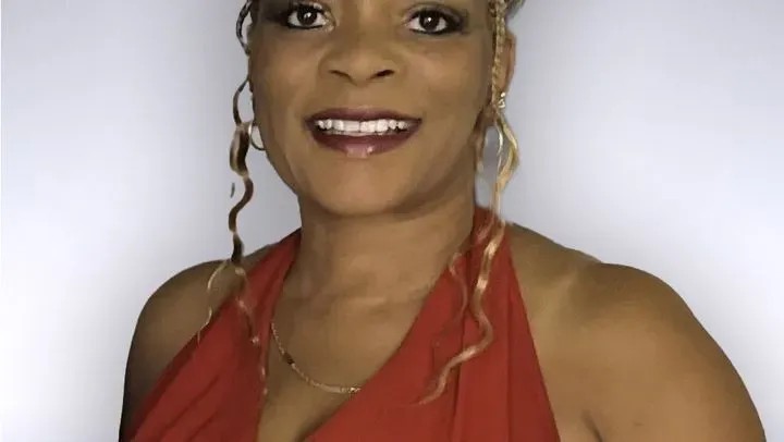 https://cdn.salonspotlight.com/photos/WUe1sumplBUcFqRPDdMS/b6944e78-4228-4311-8b12-da398766899b_720x720
