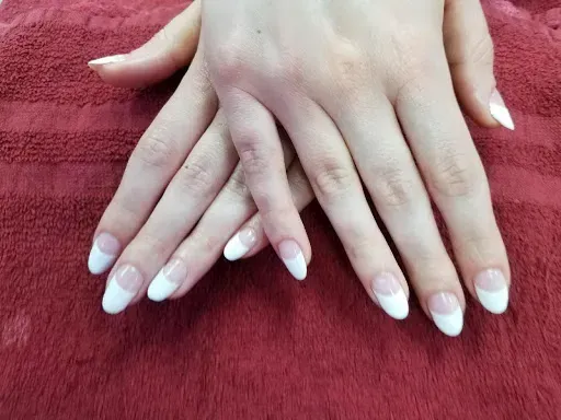 https://cdn.salonspotlight.com/photos/WWheH0Asv3DufyeeQ88v/96b5e73a-78f1-4972-b1ac-29c0d656e623_720x720
