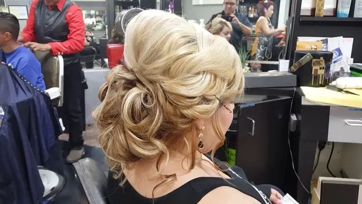https://cdn.salonspotlight.com/photos/WX7VrZGQvicb1M8azefV/4cf1ea85-8034-495c-ad5f-e03d50e92867_720x720