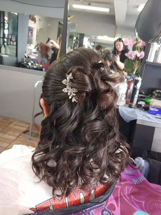 https://cdn.salonspotlight.com/photos/WX7VrZGQvicb1M8azefV/d98d30c0-f34c-49ca-8887-d4a05a61d53d_720x720