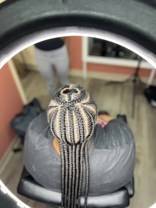https://cdn.salonspotlight.com/photos/WXewbI5QS1tfjrrZdOvn/7fde1177-4c9f-403f-ada4-9fe6a6efe5e4_720x720