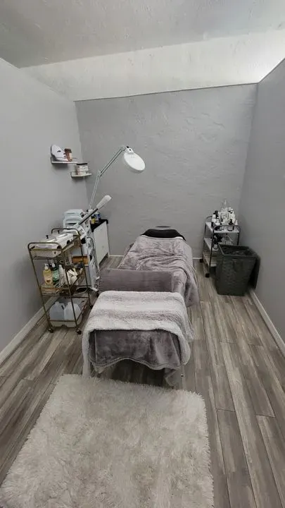 https://cdn.salonspotlight.com/photos/WZT67jtSzfMhoYABFWxB/6d3fb859-a94b-4431-a163-c7774cf79ecf_720x720