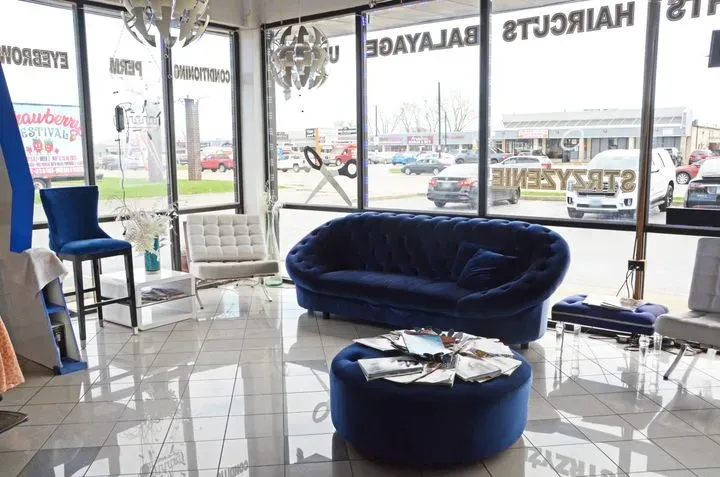 https://cdn.salonspotlight.com/photos/WZu6eF5D0hly7m37NvYE/e2a691ba-761b-4afe-a846-60188e16cf3d_720x720